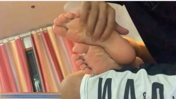 玩耍睡着洛丽塔女孩的脚丫