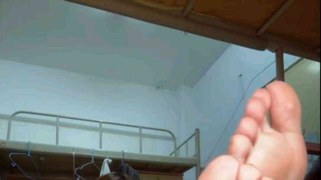 真实:开发学生妹宿舍秀她超嫩的骚脚丫 太有感觉了