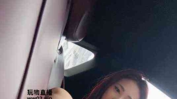 大神搭讪高颜值东北女大学生，车内狂吃嫩脚