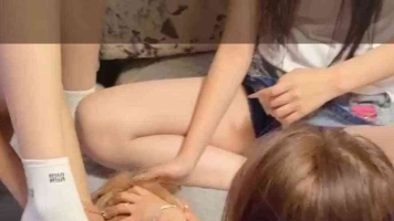 【深情】一群精神小妹强迫女同学闻tian臭袜子臭脚
