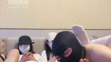 深情闻tian三位精神小妹白袜臭脚