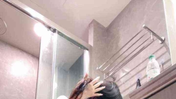 【魔仙集中地】卫生间里tian超羞涩美女的美脚