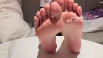 通城大玩家-几乎没有穿过高跟鞋的脚底粉粉嫩嫩触感也棒棒