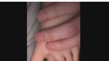 真实和朋友视频偷吃熟睡女朋友超白嫩超好看的玉足