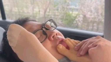 驾校女学员科三练车期间，满足教练的恋足欲望