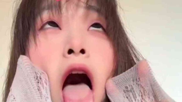 放假的反差纹身女大自闻臭鞋自tian脏臭丝袜