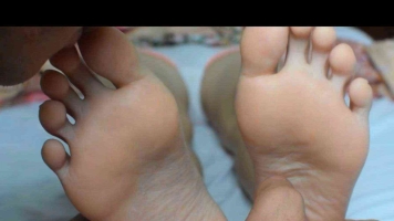 网友趁表姐睡着，肆意吻玩她的嫩脚，属实好看