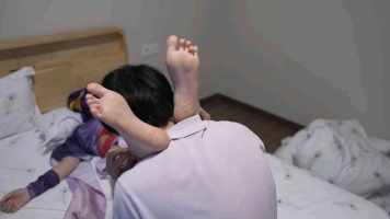 睡着雷电将军挠tian嫩足