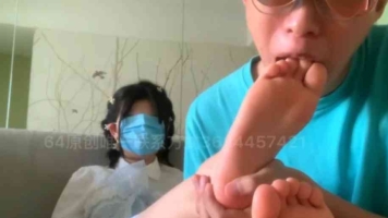 真实线下玩tian洛丽塔甜美萌妹的精致玉足