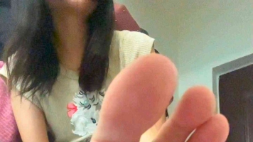 素人女大展示玉足足底