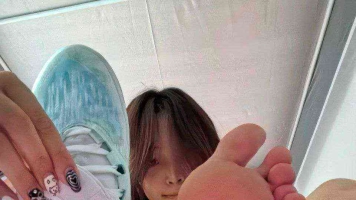 大二美女体育生阿黑颜自闻运动完的浓臭鞋袜