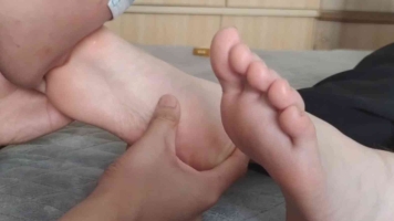 约来学生妹妹挠玩tian吃超级粉嫩的玉足