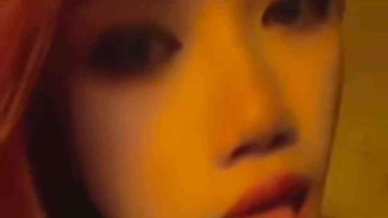 各风格美女自闻运动鞋吃袜自tian臭脚语言诱惑