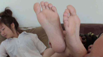 大神趁女友醉酒后纯享黑丝脱掉丝袜爽吃裸足