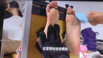 Yan Jian原创-白衣美女足枷初体验