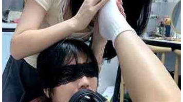 闺蜜之间的恋足游戏，爽吃白袜裸足