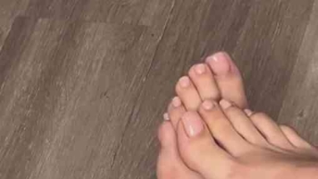 美女 自拍 洞洞鞋 秀黄脚底