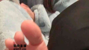 浅尝超可爱学生妹妹白嫩脚丫