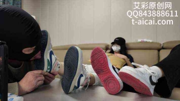 『chnnsct1818』两位精神小妹脏板鞋踢踹清理鞋底脚汗