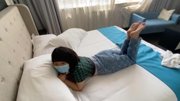 捏捏女孩的嫩脚