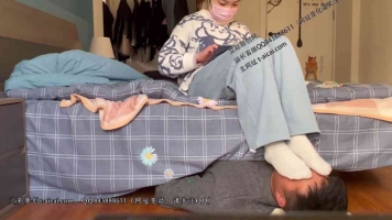 【第5风格】用平板换邻家小妹的白袜嫩脚品尝