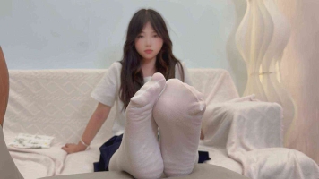 【网友作品】神仙颜值小缘被尾随狂tian白丝美脚