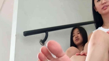 【真实记录】楼道内享用两名大专妹子的嫩脚丫