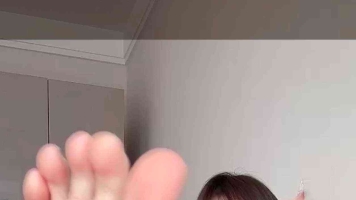 【妙妙】超高颜值白嫩裸足红绿灯