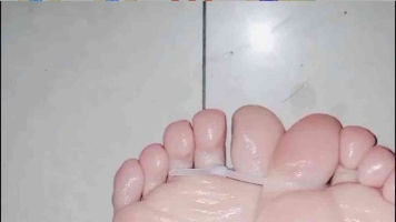 深夜无人教室中，脱下被蒙眼女同桌的鞋袜，抹油挠痒！