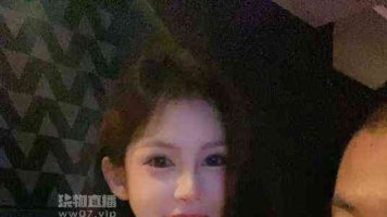 富二代把玩闻陪酒小妹的jio