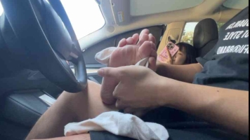 车上挠女友小嫩足
