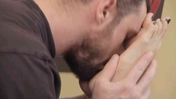 欧美-捆住人字拖女友tian超白嫩美脚