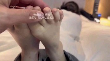 通城大玩家-没穿袜子的34码小脚尝起来味道很好