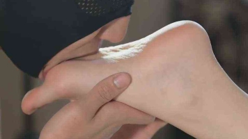 超高清纯享小姐姐原味白丝后爽吃白嫩玉足，脚也太看了