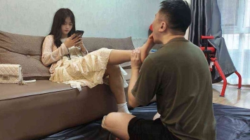【红颜榜】 06年汗脚高颜值学生主夙羽无意识tian脚